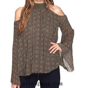 Romeo + Juliet Couture Cold Shoulder Top